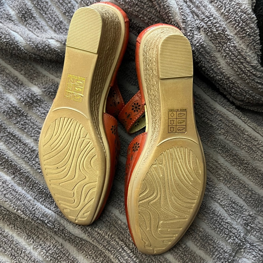 Spring Step Wedge Shoes - Picture 8 of 9